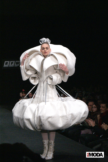20091019 RFW Показ коллекции Ольги Бровкиной «Жить, как хочется» (весна-лето/2010). Фотография Александра Азарова, агентство «Артефакт».