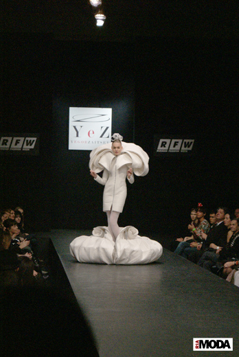 20091019 RFW Показ коллекции Ольги Бровкиной «Жить, как хочется» (весна-лето/2010). Фотография Александра Азарова, агентство «Артефакт».