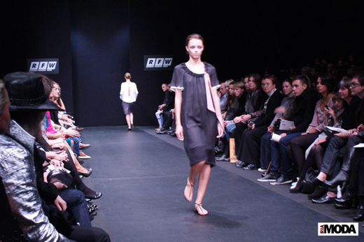 20091020 Russian Fashion Week. Показ коллекции Олега Бирюкова (осень-зима 2010/2011). Фотография Александра Кузнецова, ИА «РИА МОДА».