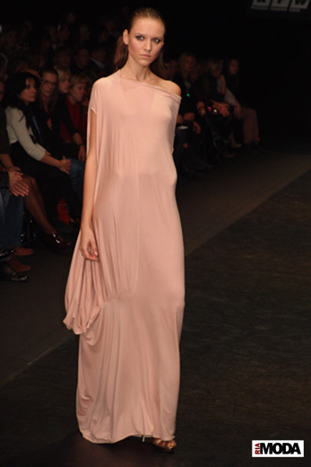 20091018 RFW. Показ коллекции Лены Карнауховой «Воздухозависимый». Фотография Оксаны Улановой, ИА «РИА МОДА»