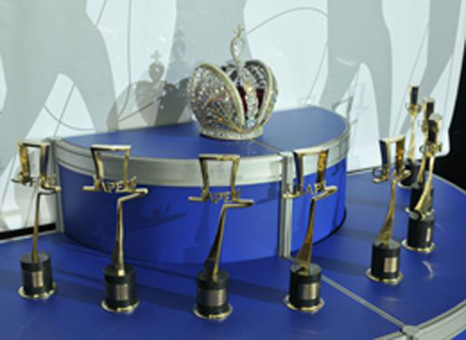 20090817 Международная выставка головных уборов «Сhapeau-2009». Гран-при конкурса «Головной Убор Сhapeau» - «Корона Империи Головных Уборов». Фотография с сайта http://www.kordon.ru/shapo/anons2009.html
